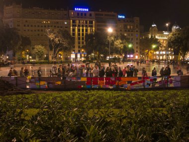Paris, Fransa 'daki terörist saldırılarda ölen ve 350' den fazla yaralı olan 129 kişinin anısına bir övgü.