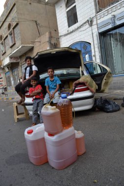 YEmen, Sanaa: Yemen 'in başkenti Sanaa' da 7 Kasım 2015 'te bir karaborsa satıcısı, savaş ve Suudi Arabistan' daki bombalama olaylarından bu yana benzin istasyonlarının kapanmasıyla,