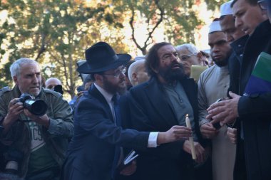 Paris, Fransa 'daki terörist saldırılarda ölen ve 350' den fazla yaralı olan 129 kişinin anısına bir övgü.