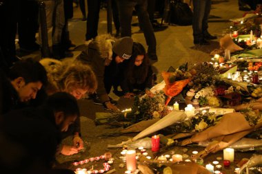 Paris, Fransa 'daki terörist saldırılarda ölen ve 350' den fazla yaralı olan 129 kişinin anısına bir övgü.