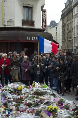 Paris saldırılarının suç mahallerinden biri olan Le Carillon Restoranı 'nda 16 Kasım 2015' te, saldırının kurbanları için bir dakikalık saygı duruşunda bulunmak üzere toplanan insanlar,. 