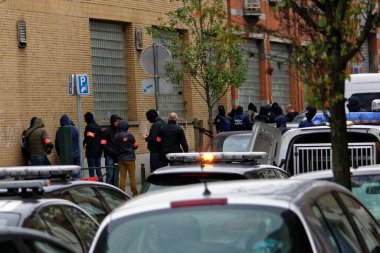 BELGIUM, Brüksel: Belçika 'nın Brüksel yakınlarındaki Molenbeek kentinde 16 Kasım 2015' te Paris 'te bir şüpheliye yönelik bir tutuklama operasyonu sırasında terörle mücadele timi görülüyor.