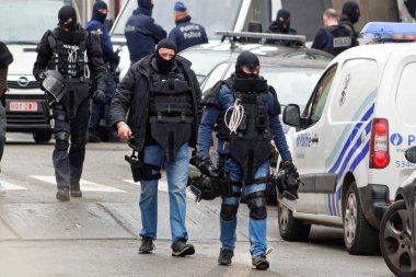 BELGIUM, Brüksel: Belçika 'nın Brüksel yakınlarındaki Molenbeek kentinde 16 Kasım 2015' te Paris 'te bir şüpheliye yönelik bir tutuklama operasyonu sırasında terörle mücadele timi görülüyor.