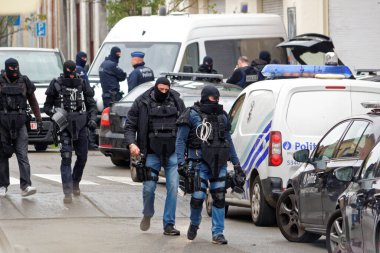 BELGIUM, Brüksel: Belçika 'nın Brüksel yakınlarındaki Molenbeek kentinde 16 Kasım 2015' te Paris 'te bir şüpheliye yönelik bir tutuklama operasyonu sırasında terörle mücadele timi görülüyor.