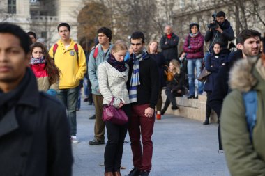 Paris, Fransa 'daki terörist saldırılarda ölen ve 350' den fazla yaralı olan 129 kişinin anısına bir övgü.