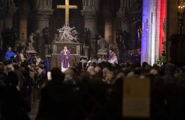 Paris, Fransa 'daki terörist saldırılarda ölen ve 350' den fazla yaralı olan 129 kişinin anısına bir övgü.