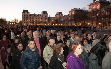 Paris, Fransa 'daki terörist saldırılarda ölen ve 350' den fazla yaralı olan 129 kişinin anısına bir övgü.