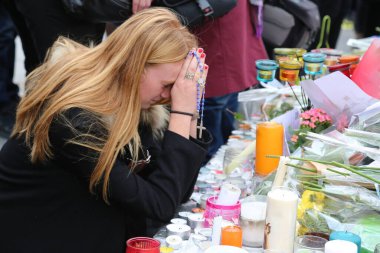 Paris, Fransa 'daki terörist saldırılarda ölen ve 350' den fazla yaralı olan 129 kişinin anısına bir övgü.