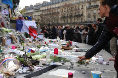 Paris, Fransa 'daki terörist saldırılarda ölen ve 350' den fazla yaralı olan 129 kişinin anısına bir övgü.
