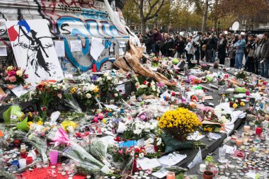 Paris, Fransa 'daki terörist saldırılarda ölen ve 350' den fazla yaralı olan 129 kişinin anısına bir övgü.
