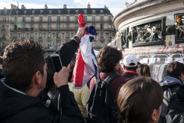 Paris, Fransa 'daki terörist saldırılarda ölen ve 350' den fazla yaralı olan 129 kişinin anısına bir övgü.