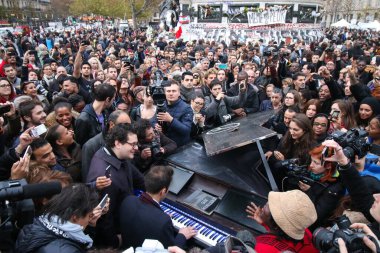 Paris, Fransa 'daki terörist saldırılarda ölen ve 350' den fazla yaralı olan 129 kişinin anısına bir övgü.