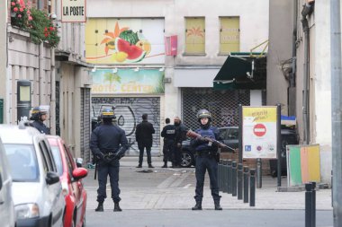  Saint Denis, Fransa 'da polise saldırdı