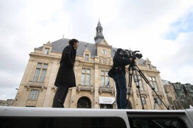  Saint Denis, Fransa 'da polise saldırdı