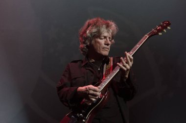 FRANCE, Paris: Fransız gitarist Paul Personne, 18 Kasım 2015 'teki Autour de la Guitare konserinde Zenith of Paris' te çalıyor.
