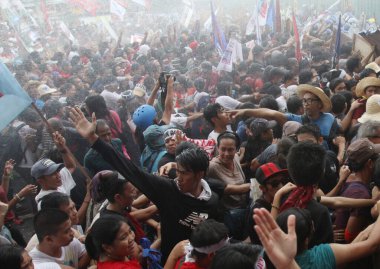 PHIPPINES, Manila: Farklı gruplardan protestocular, Asya-Pasifik Ekonomik İşbirliği Ekonomik Liderleri Toplantısı 'nın yapıldığı yeri protesto etmek üzere 19 Kasım 2015 