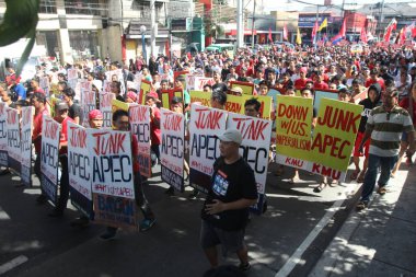 PHIPPINES, Manila: Farklı gruplardan protestocular, Asya-Pasifik Ekonomik İşbirliği Ekonomik Liderleri Toplantısı 'nın yapıldığı yeri protesto etmek üzere 19 Kasım 2015 