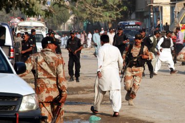 PAKISTAN, Karachi: Polis ve askerler, 20 Kasım 2015 