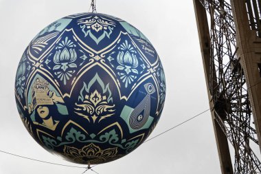 FRANCE, Paris: 20 Kasım 2015, 'Dünya Krizi' ABD 'li sanatçı Shepard Fairey tarafından Paris' teki Eyfel Kulesi 'nde, COP21-CMP11 İklim Değişikliği Konferansı organizasyonu kapsamında sergilendi..