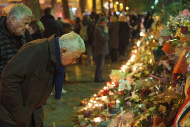 Paris, Fransa 'daki terörist saldırılarda ölen ve 350' den fazla yaralı olan 129 kişinin anısına bir övgü.