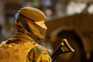 BELGIUM, Brüksel: 21 Kasım 2015 'te Brüksel şehir merkezinde bir Belçikalı asker, ciddi ve kaçınılmaz terör saldırılarına dayanan dördüncü seviyenin Brüksel' e kurulmasından sonra,.