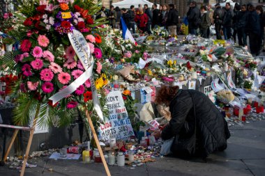 Paris, Fransa 'daki terörist saldırılarda ölen ve 350' den fazla yaralı olan 129 kişinin anısına bir övgü.