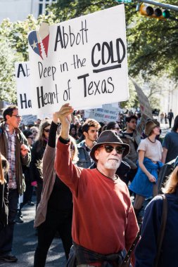 Birleşik Devletler, Austin: Teksaslılar, 22 Kasım 2015 'te Austin' de düzenlenen bir protestoda, Vali Greg Abbott 'un Suriyeli mültecileri eyalete yerleşmekten alıkoyma girişimlerine duydukları öfkeyi dile getirdiler. 