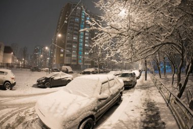 Kış gecesinde şehir manzarası