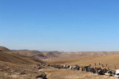 IRAQ, Sinjar: Peşmerga komutanı, 13 Kasım 2015 'te Kürdistan Bölgesel Valiliği Sinjar' ı geri almak için zırhlı araçlar ve binlerce gönüllüyle desteklenen Peşmerga kuvvetlerinin ardından telefonda..