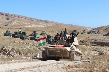 IRAQ, Sinjar: Peşmerga kuvvetleri, zırhlı araçlar ve Kürdistan Bölgesel Yönetimi 'nden binlerce gönüllü tarafından desteklenerek, 12 Kasım 2015 