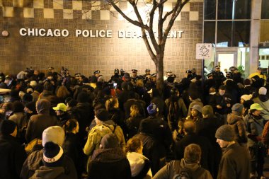ABD, Chicago: Protestocular, geçen yıl Chicago Polisi Jason Van Dyke 'ın Laquan McDonald' ı vurduğunu gösteren görüntülerin yayınlanmasının ardından 24 Kasım 2015 'te Chicago, Illinois' de bir polis karakolunu doldurdu..