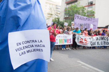 ARGENTINA, Cordoba: Yüzlerce kişi, kadınlara yönelik şiddeti protesto etmek üzere 25 Kasım 2015 