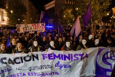 MADRID - Kadın şiddetini protesto eden insanlar
