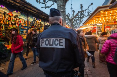 FRANCE, Strasbourg: Fransa 'nın doğusundaki Strazburg' daki Noel pazar alanında 27 Kasım 2015 tarihinde, açılış gününde Fransız polis devriyesi.