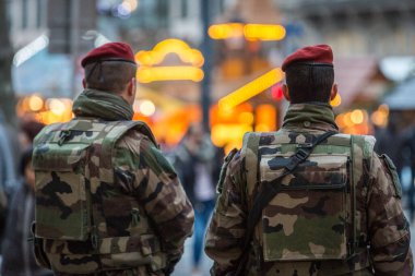 Polis şehrin sokaklarında. 