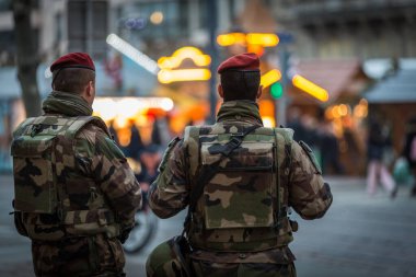 Polis şehrin sokaklarında. 