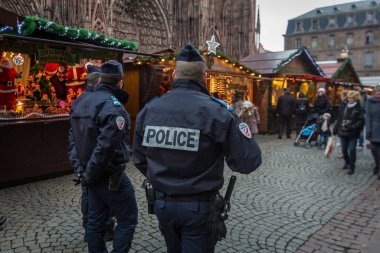 FRANCE, Strasbourg: Fransa 'nın doğusundaki Strazburg' daki Noel pazar alanında 27 Kasım 2015 tarihinde, açılış gününde Fransız polis devriyesi.