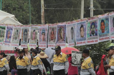 Meksika, Morelia: 26 Eylül 2015 'te Morelia, Meksika' da 43 Ayotzinapa öğrencisinin kayboluşunun birinci yıldönümü münasebetiyle düzenlenen mitingde yüzlerce kişi yürüyüş yaptı.