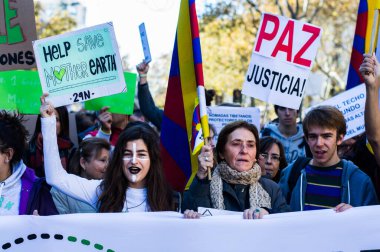 İspanya, Madrid: Çevre eylemcileri 29 Kasım 2015 tarihinde iklim değişikliği için dünya çapında yürüyüşlere katılmak üzere İspanya 'nın başkentinde bir araya geldiler.