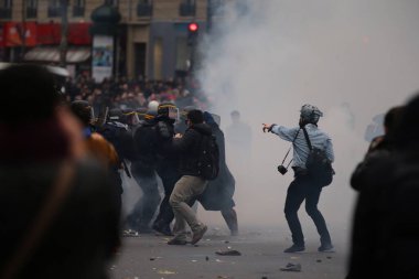 FRANCE, Paris: Göstericiler, 29 Kasım 2015 'te Paris' teki Place de la Republique 'de çevre korumasını desteklemek amacıyla düzenlenen bir toplantıda, kapitalizm karşıtı bayrak taşıdılar.