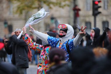 FRANCE, Paris: Göstericiler, 29 Kasım 2015 'te Paris' teki Place de la Republique 'de çevre korumasını desteklemek amacıyla düzenlenen bir toplantıda, kapitalizm karşıtı bayrak taşıdılar.