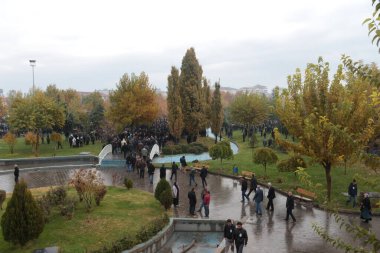 TURKEY, Diyarbakir : Thousands of people gather in Kosuyolu park, Diyarbakir, southeastern Turkey for Tahir Eli's funeral on November 29, 2015. 