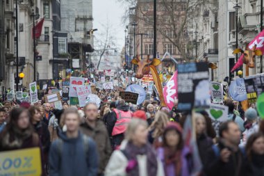 İngiltere, Londra: 29 Kasım 2015 'te Londra sokaklarında yaklaşık 50 bin kişi yürüdü ve iklim değişikliğiyle mücadele için acil eylem çağrısında bulundu