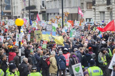 İngiltere, Londra: 29 Kasım 2015 'te Londra sokaklarında yaklaşık 50 bin kişi yürüdü ve iklim değişikliğiyle mücadele için acil eylem çağrısında bulundu