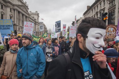 İngiltere, Londra: 29 Kasım 2015 'te Londra sokaklarında yaklaşık 50 bin kişi yürüdü ve iklim değişikliğiyle mücadele için acil eylem çağrısında bulundu