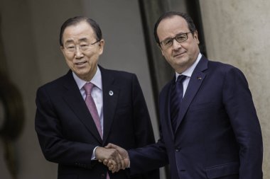 FRANCE, Paris: Birleşmiş Milletler Genel Sekreteri Ban Ki-moon 29 Kasım 2015 'te Paris' teki Elysee Sarayı 'nda Fransa Cumhurbaşkanı Franois Hollande ile tokalaştı. 