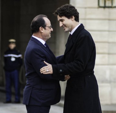 FRANCE, Paris: Kanada Başbakanı Justin Trudeau (R), COP21 arifesindeki toplantı öncesinde 29 Kasım 2015 'te Paris' teki Elysee Sarayı 'nda Fransa Cumhurbaşkanı Franois Hollande' ı (L) temsil ediyor.