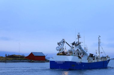 Akşamları denizde büyük bir tekne.