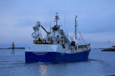 Denizde büyük bir geminin manzarası.