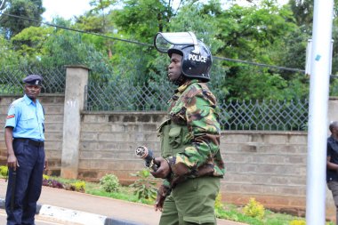 KENYA, Nairobi: Çok sayıda gösterici yolsuzluğa karşı tezahürat ederken, Nairobi 'deki sivil toplum gruplarından yaklaşık 200 kişi 1 Aralık 2015' te Kenya 'da yolsuzluğa karşı bir dilekçe sunmak üzere devlet binasına yürüdü